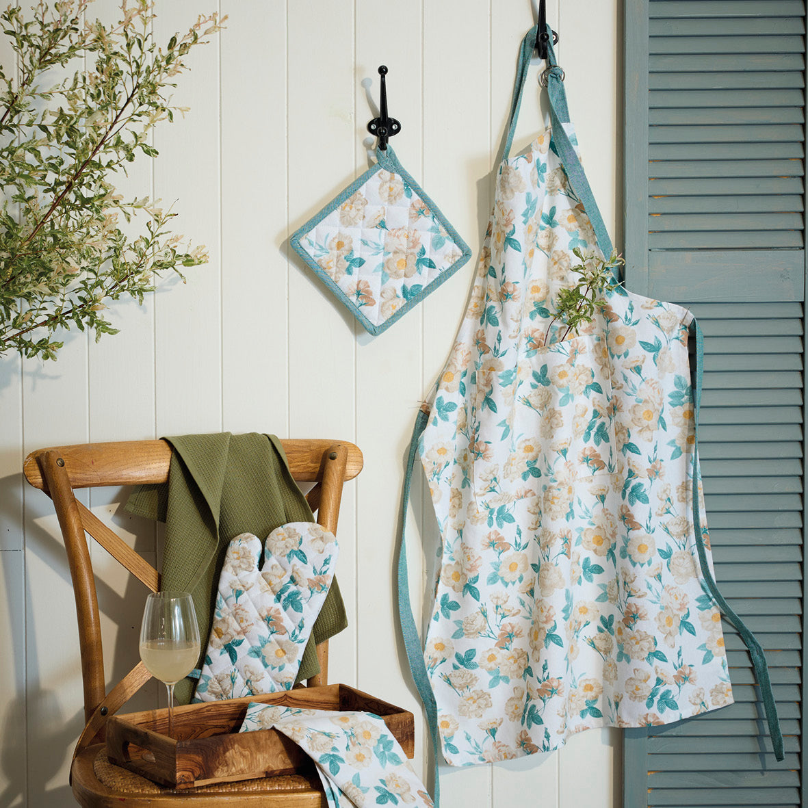 Set of apron, oven mitt and potholder Calme floral White - 60 x 90 cm + 17 x 32 cm + 20 x 20 cm