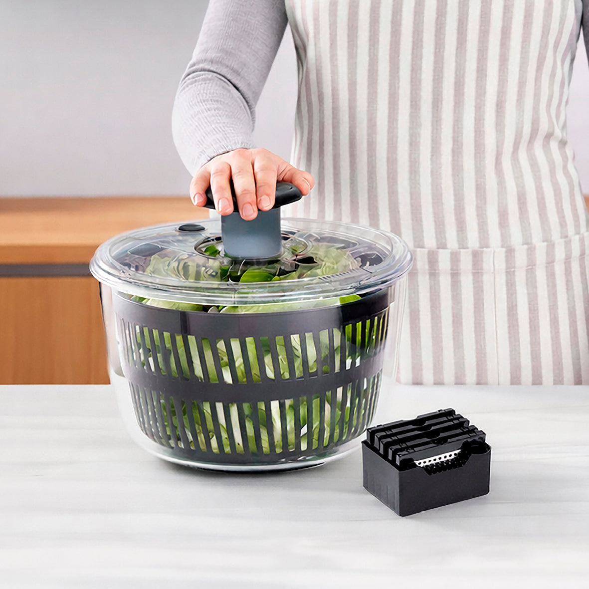 Salad spinner with 6 blades for grating and slicing - Black