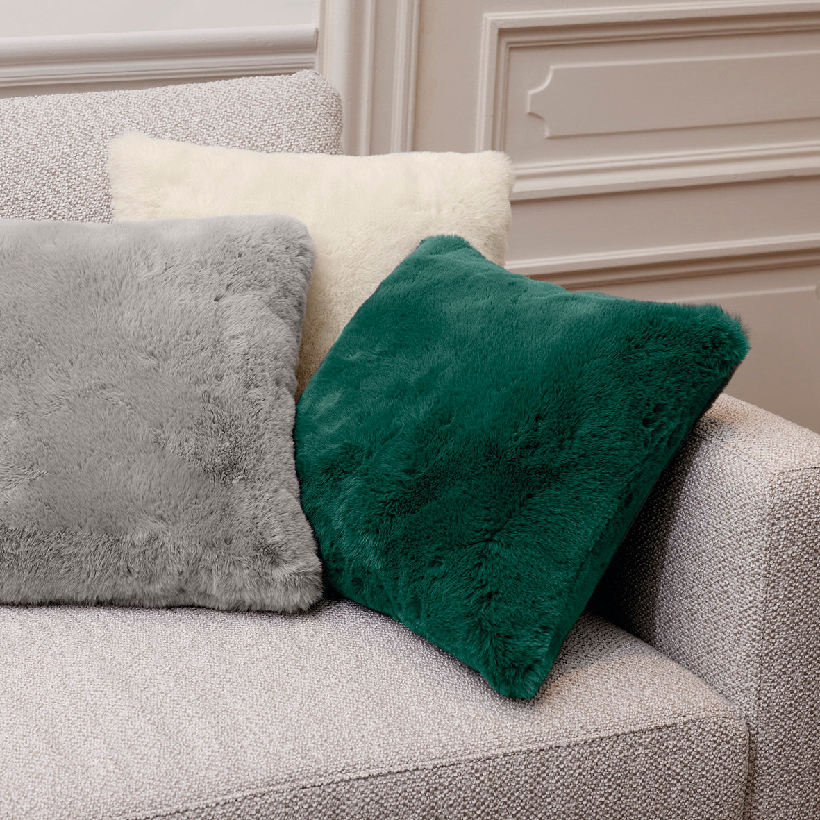 <p>Housse de coussin imitation fourrure - Aven Vert - 40 x 40 cm</p>