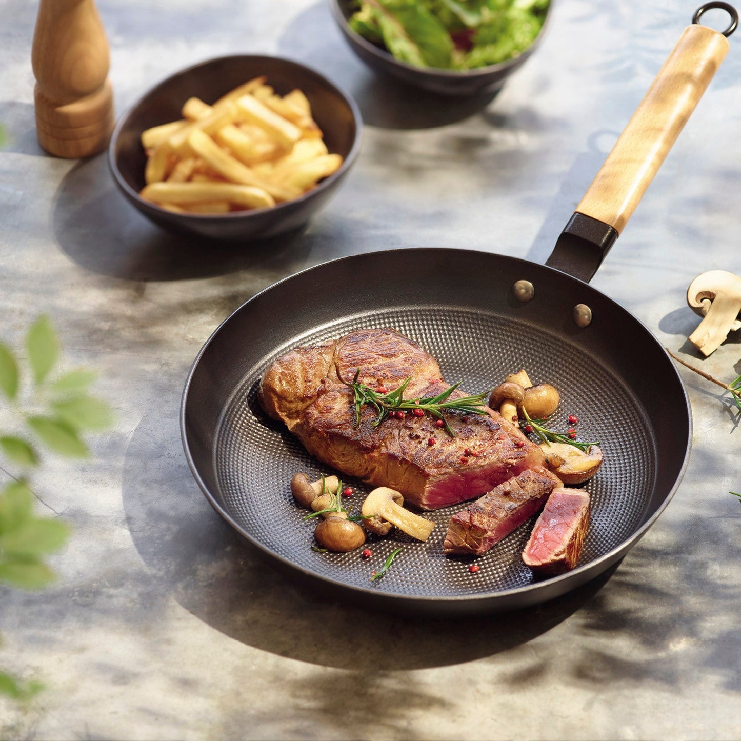 Qulinart cast iron lightweight skillet with non-stick honeycomb structure - 20, 24 or 28 cm