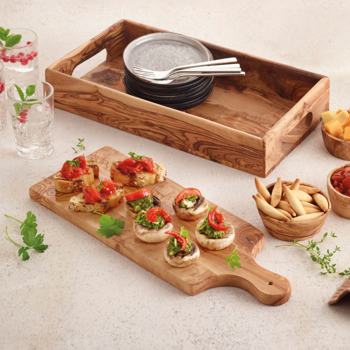 Rectangular cutting board with handle in olive wood