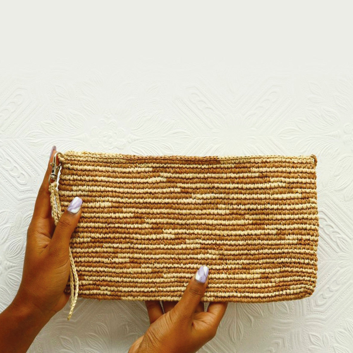 Pouch in raffia Ava Black Tea