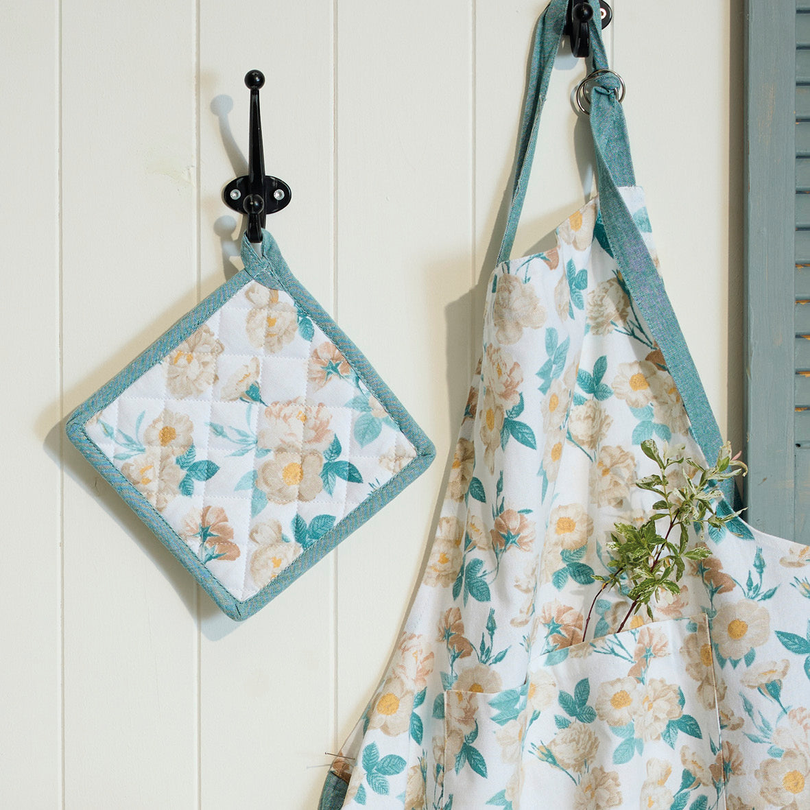Set of apron, oven mitt and potholder  Calme floral White - 60 x 90 cm + 17 x 32 cm + 20 x 20 cm