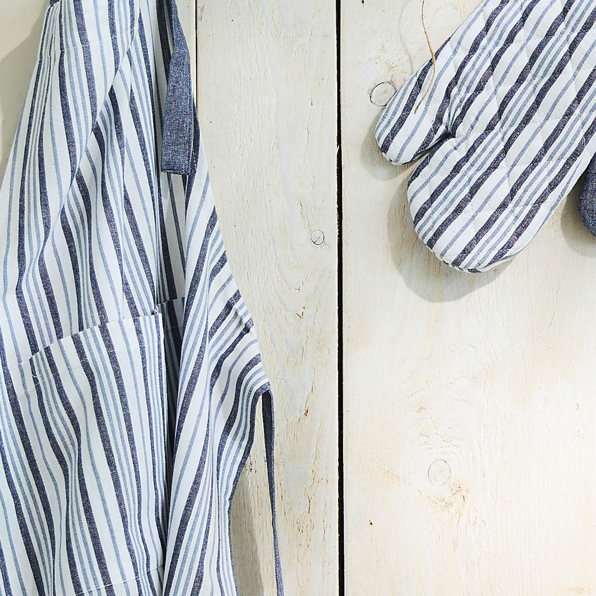 Set of apron, oven mitt and potholder Nina Blue - 60 x 90 cm + 17 x 32 cm + 20 x 20 cm