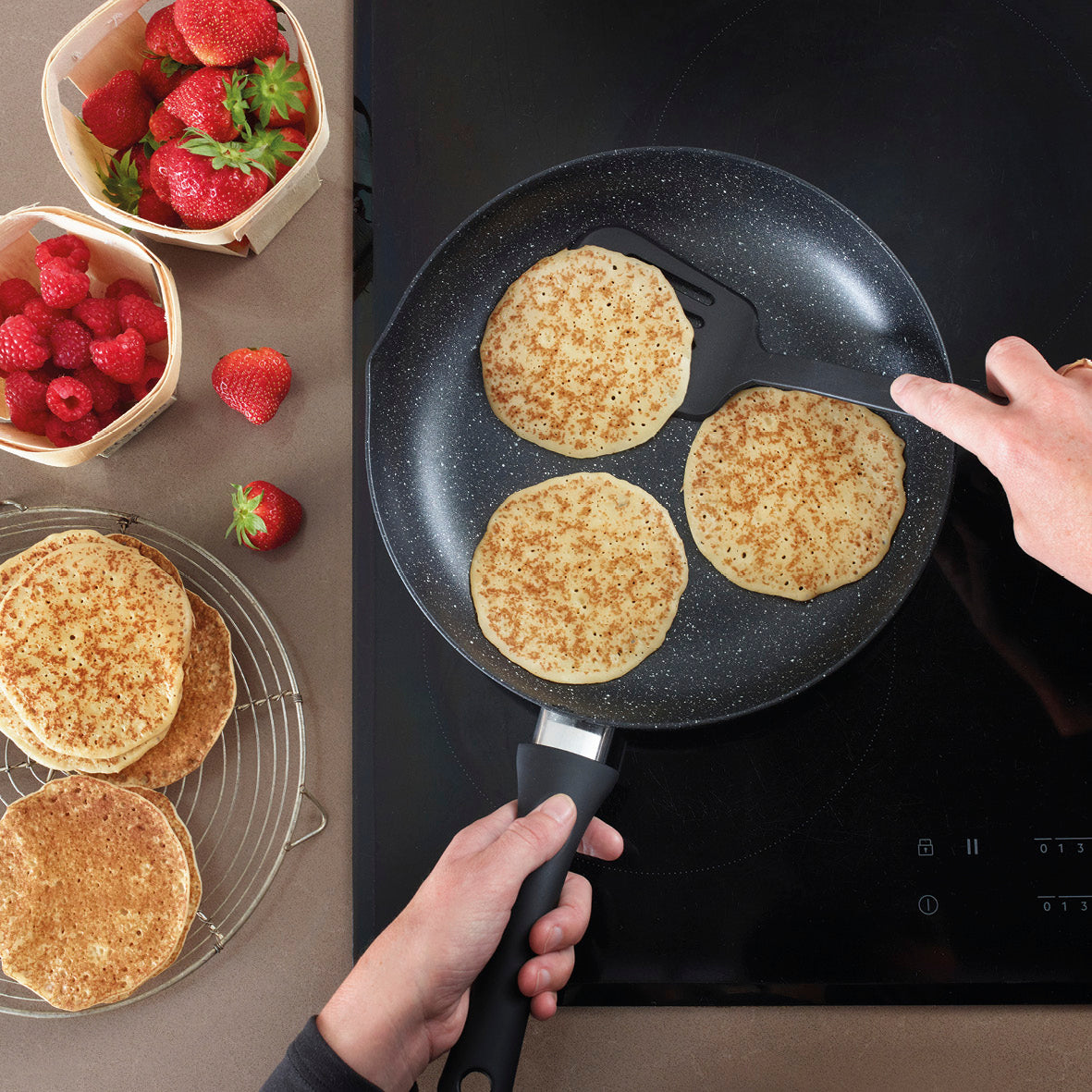 Set of 1 fry pan 22 cm + 1 fry pan 26 cm + 1 sauce pan with lid 16 cm + 1 casserole 24 cm in aluminium granite - Black marble