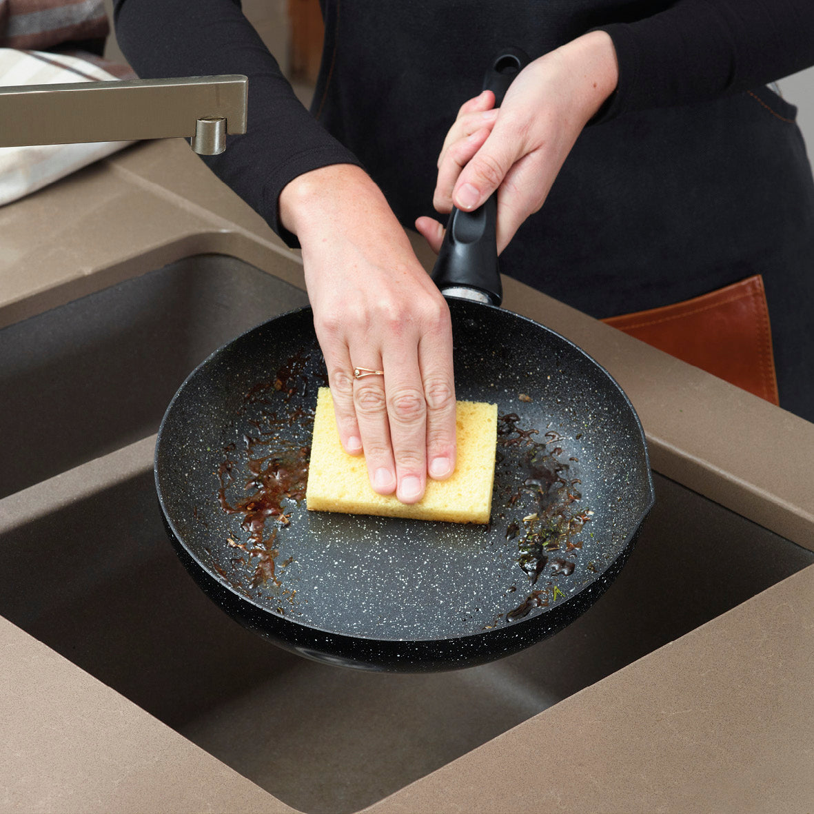 Set of 1 fry pan 22 cm + 1 fry pan 26 cm + 1 sauce pan with lid 16 cm + 1 casserole 24 cm in aluminium granite - Black marble
