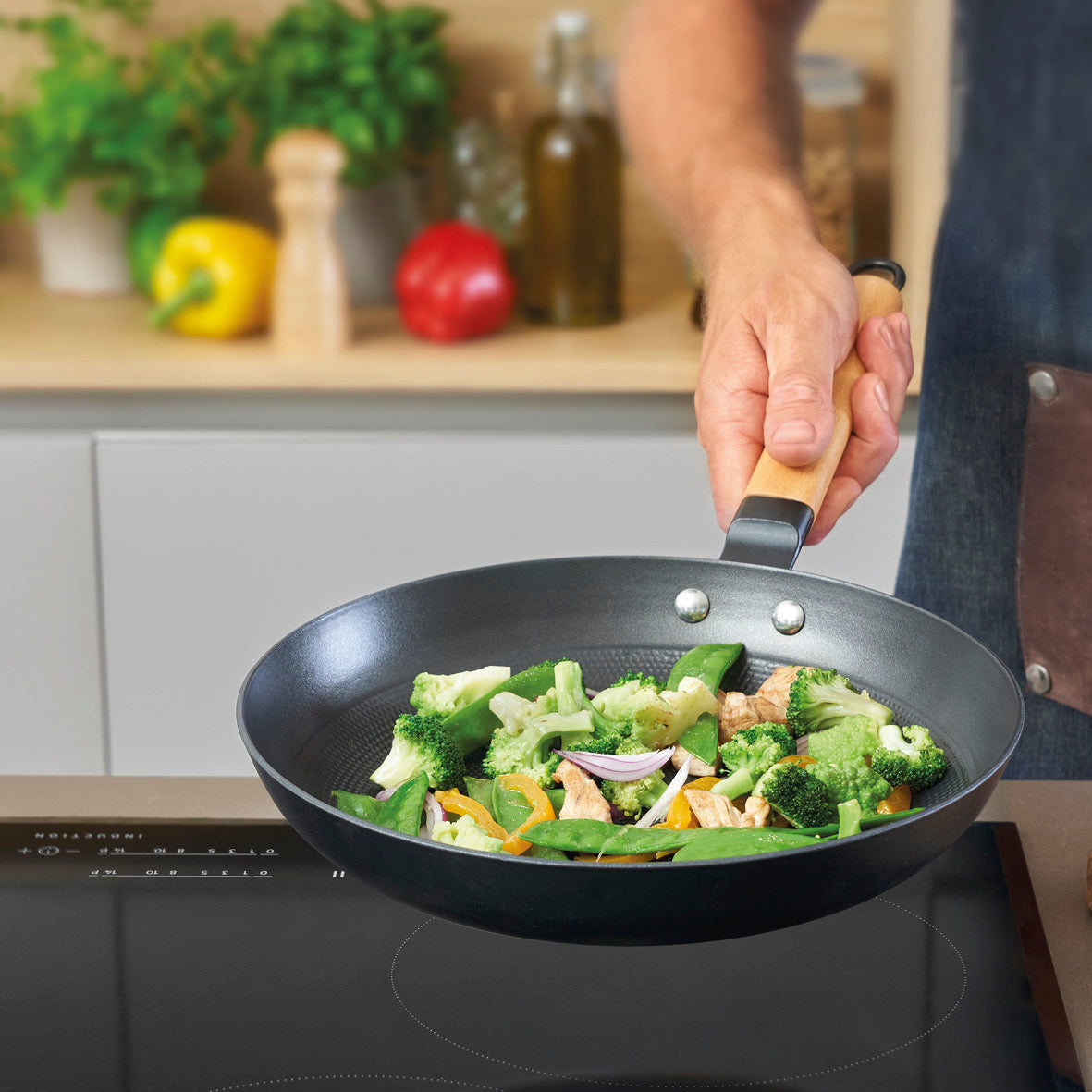 Set of 3 Qulinart cast iron lightweight skillets with non-stick honeycomb structure - 20, 24 & 28 cm
