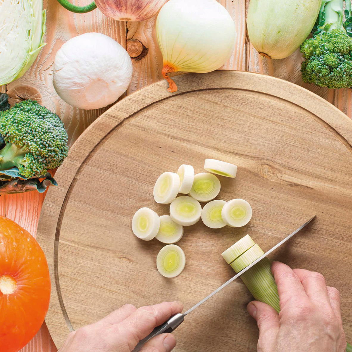 Round & reversible serving platter & cutting board