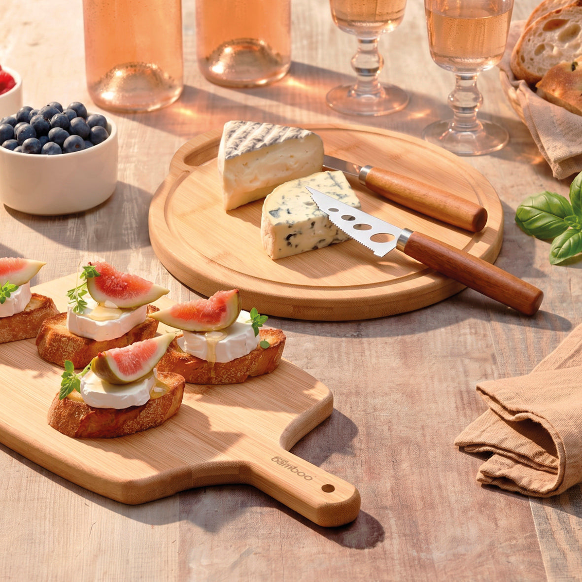 Cutting board in bamboo - light brown - 32 x 30 x 2 cm