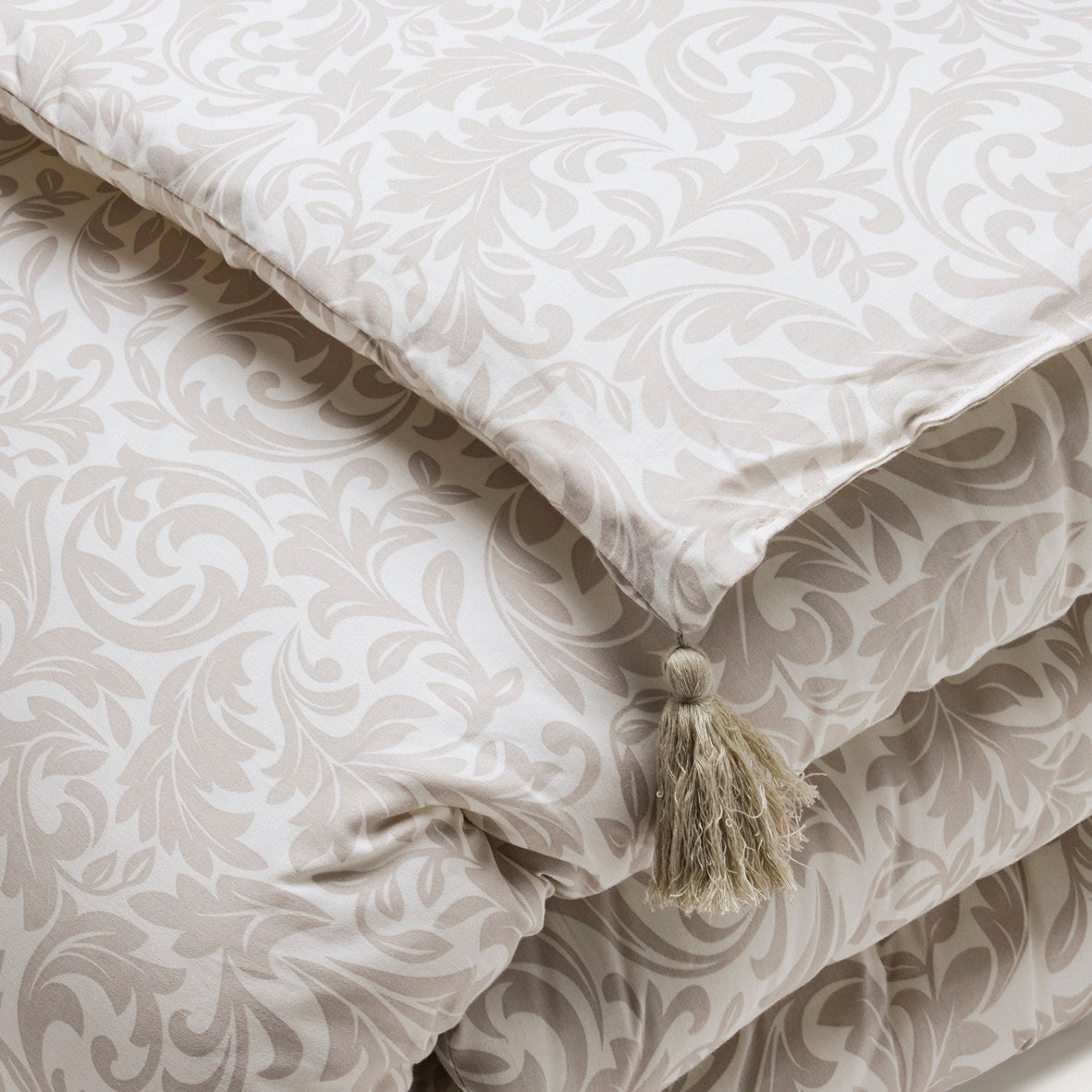 Quilt with tassels Damask Floralia Taupe - 140 x 200 cm