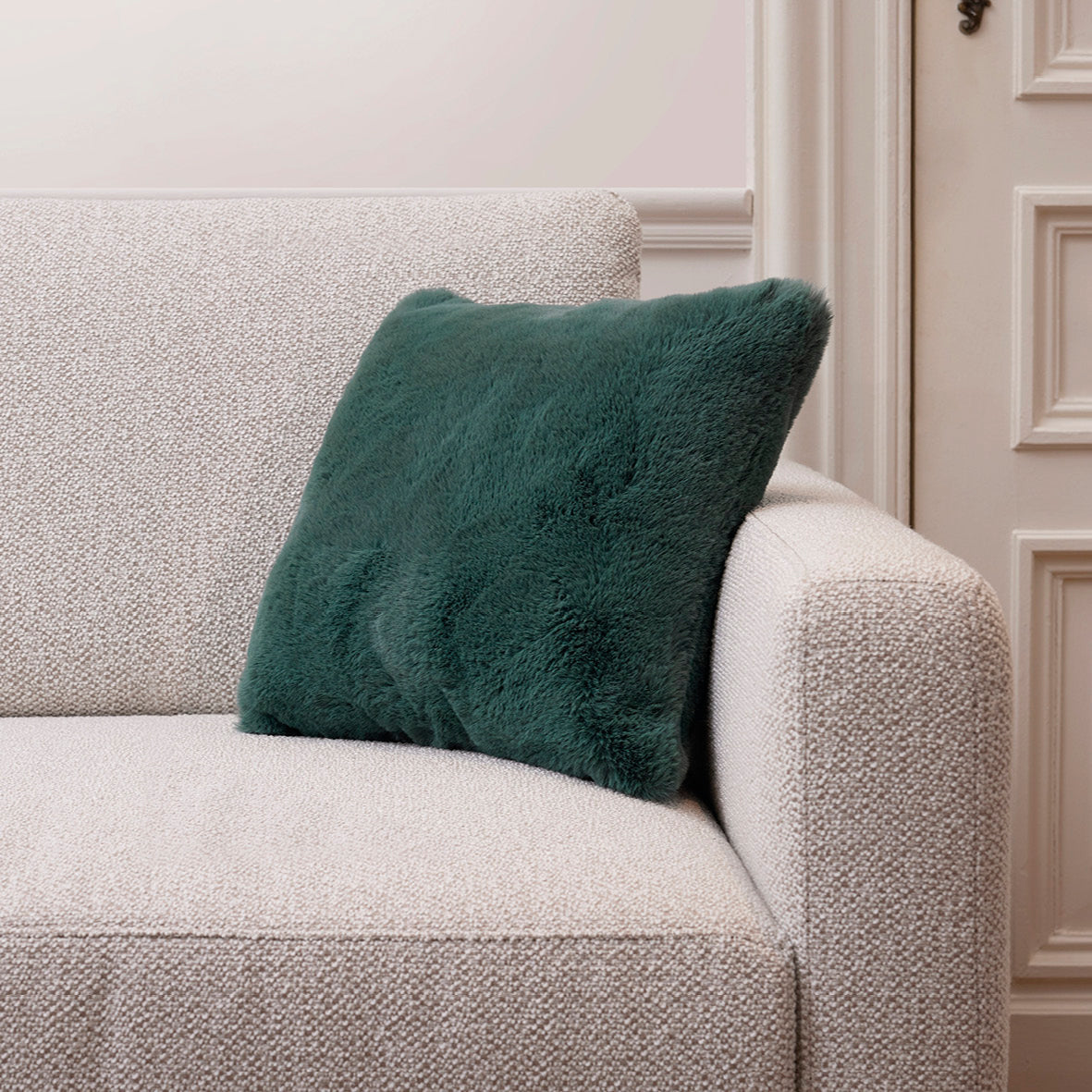 <p>Housse de coussin imitation fourrure - Aven Vert - 40 x 40 cm</p>