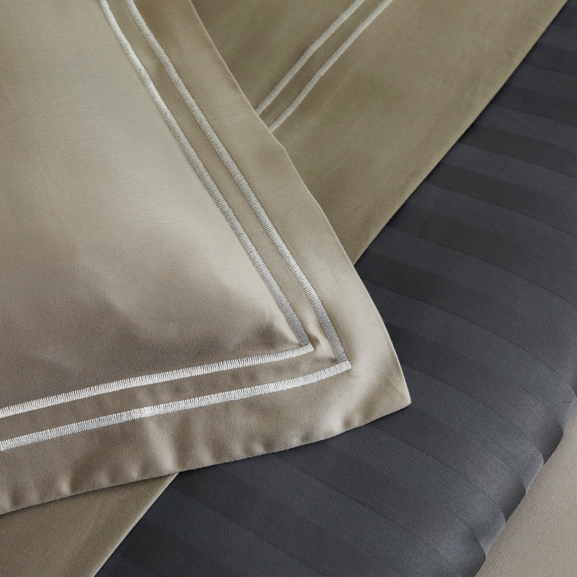 Pillowcase(s) cotton satin - Antibes White / Taupe