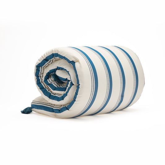 <p>�dredon avec glands satin de coton - Mateo Blanc / Bleu - 140 x 200 cm</p>