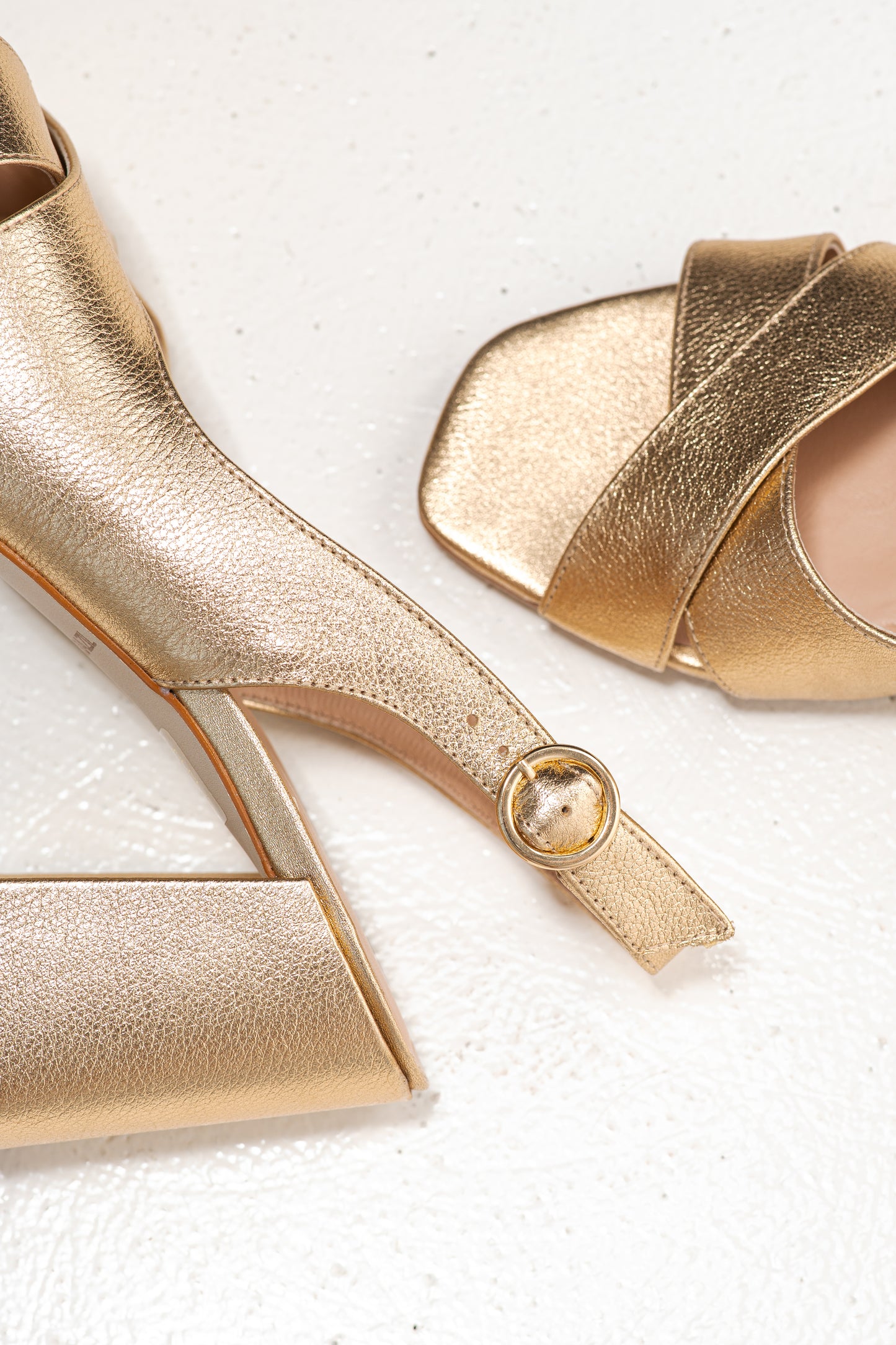 TONYA METALLIC NAPA OURO - SANDALE