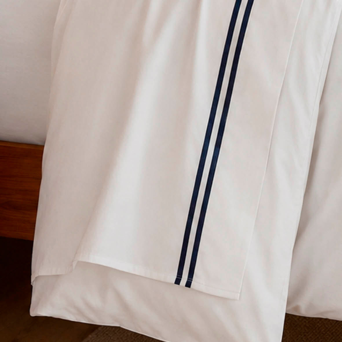 Flat sheet - 100% cotton sateen TC200 - Megève - dark blue / white