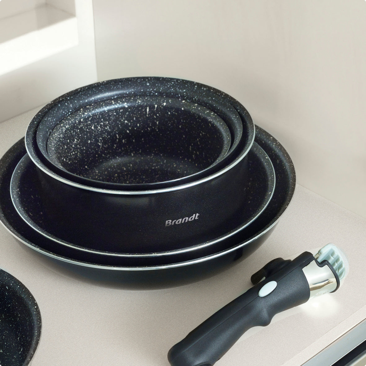 Set of 3 frypans + 3 sauce pans + 3 lids + 3 PP lids + high casserole with lid + 2 removable handles + 3 pan protectors + set of 6 nylon utensils - black
