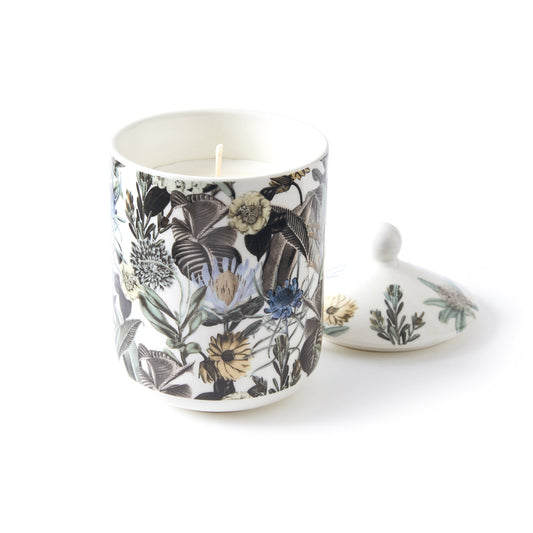 Scented candle in porcelain cup Garden Light blue - 315 g