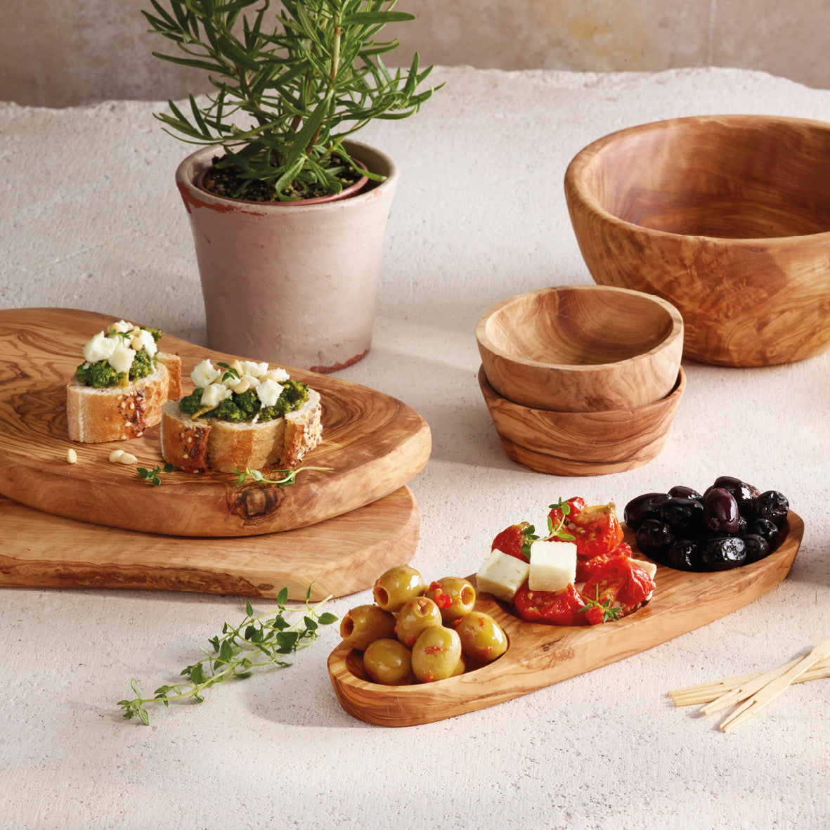 Set of 3 oval cutting boards with hole in olive wood